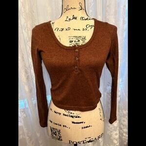 Brown Cropped Long Sleeve: The Perfect Blend of Comfort and Style